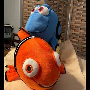 19” Nemo and Dory EUC plush toys